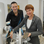 "eye of sciene" in 72766 Reutlingen: Nicole Ottawa und Oliver Meckes an ihrem Arbeitsplatz beim Bestuecken des Raster-Elektronen-Mikroskops mit einer Probe